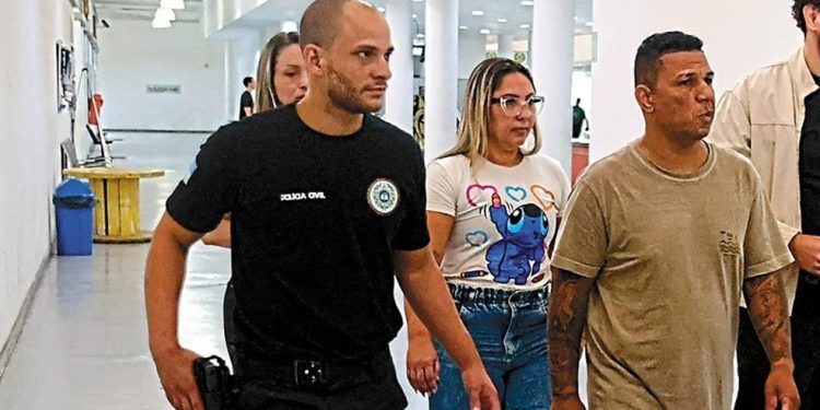 Em família. Esposa e irmão de homem acusado de ser traficante também foram presos na operação Muro de Favores — Foto: Fabiano Rocha