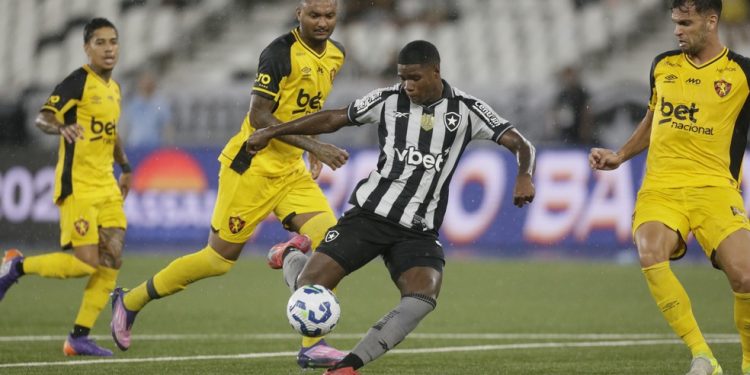 Kadir chutando bola para o gol do empate — Foto: Marcelo Theobald/ Agência O Globo