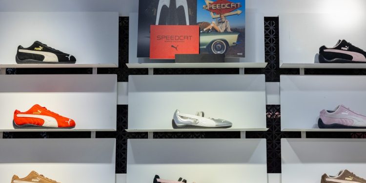 Tênis Puma Speedcat em exposição em uma loja da marca na Carnaby Street, em Londres, — Foto: Betty Laura Zapata/Bloomberg