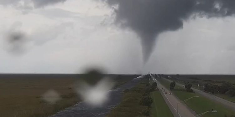 Câmera de trânsito flagra passagem de tornado no sul da Flórida — Foto: Reprodução