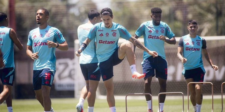 Pedro em treino do Flamengo junto ao elenco — Foto: Divulgação