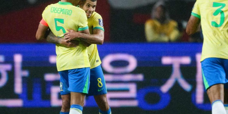 Casemiro e Bruno Guimarães: alicerce da equipe de Ancelotti — Foto: Anthony Wallace / AFP