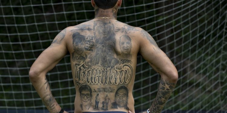 As tatuagens de Barboza com homenagens aos familiares — Foto: Alexandre Cassiano