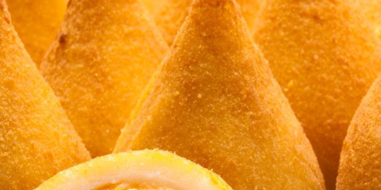 Receita de coxinha de frango: Veja como preparar em 20 minutos o salgado mais famoso do Brasil