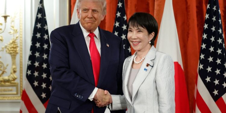 O presidente dos EUA, Donald Trump, e a primeira-ministra do Japão, Sanae Takaichi — Foto: Kiyoshi Ota / POOL / AFP