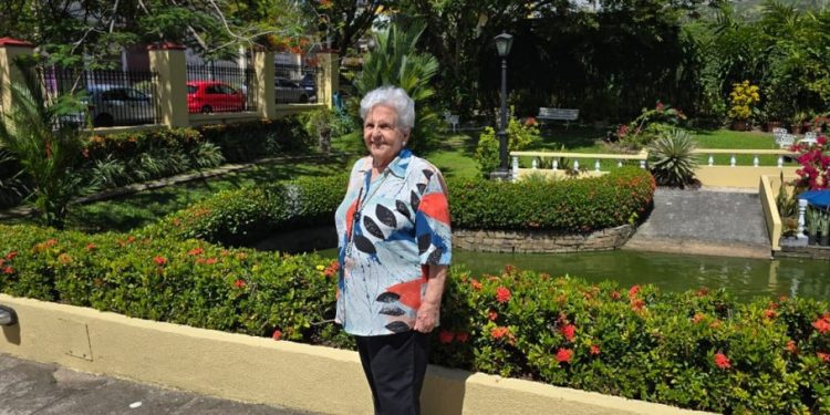 Cecília Eleres, proprietária da casa onde nasce o Rio Tucunduba — Foto: Ana Lucia Azevedo