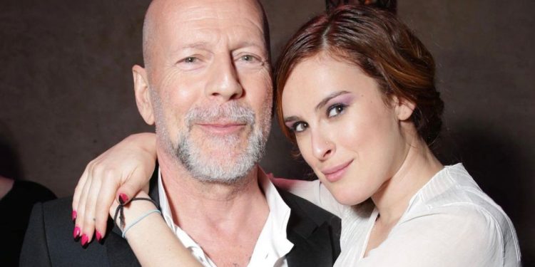 Rumer Willis compartilha atualização emocionante sobre o pai, Bruce Willis, em meio à luta contra a demência: 'Ainda vejo uma faísca dele'