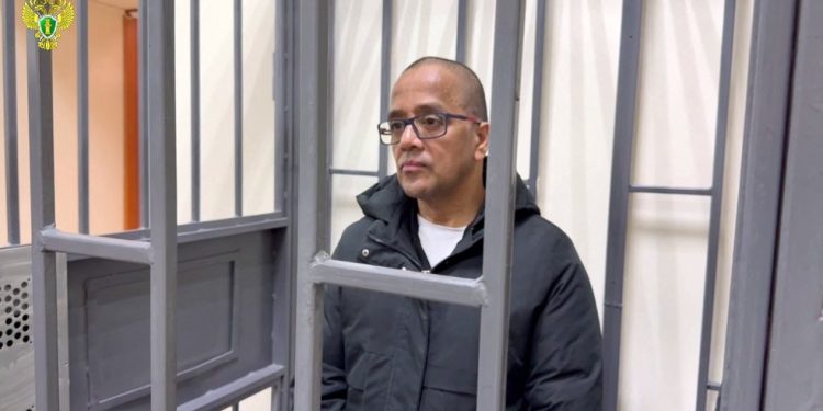 Nesta imagem retirada de um vídeo divulgado pelo Ministério Público russo, o colombiano Alexander Ante, acusado de participar em hostilidades ao lado das Forças Armadas da Ucrânia, comparece à audiência de julgamento num tribunal em Donetsk, na Ucrânia controlada pela Rússia — Foto: DIVULGAÇÃO / PROCURADORIA GERAL DA RÚSSIA / AFP