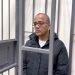 Nesta imagem retirada de um vídeo divulgado pelo Ministério Público russo, o colombiano Alexander Ante, acusado de participar em hostilidades ao lado das Forças Armadas da Ucrânia, comparece à audiência de julgamento num tribunal em Donetsk, na Ucrânia controlada pela Rússia — Foto: DIVULGAÇÃO / PROCURADORIA GERAL DA RÚSSIA / AFP