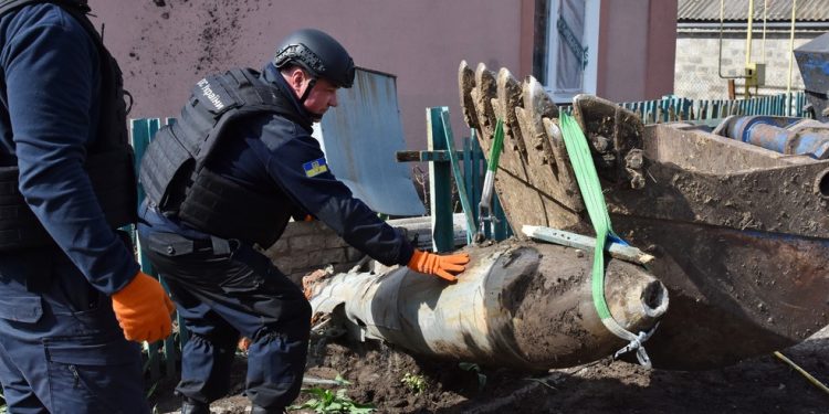 Técnicos retiram bomba russa não detonada de vilarejo na Ucrânia. — Foto: Andriy Andriyenko/SOPA Images/LightRocket via Getty Images