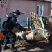 Técnicos retiram bomba russa não detonada de vilarejo na Ucrânia. — Foto: Andriy Andriyenko/SOPA Images/LightRocket via Getty Images
