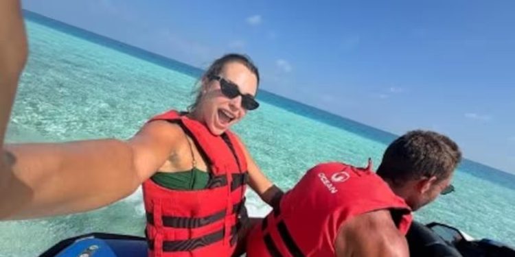 Sabalenka encerra temporada com retiro nas Maldivas e mergulha em meio a tubarões ao lado do namorado — Foto: Reprodução