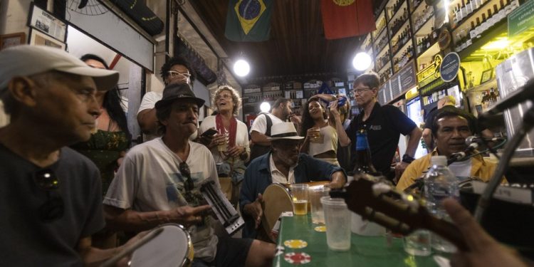No ritmo. Do batuque no canto do balcão a uma animada roda de samba: o poder da cultura fez o Armazém do Senado, em área antes esquecida, dar a volta por cima após o baque da pandemia — Foto: Alexandre Cassiano
