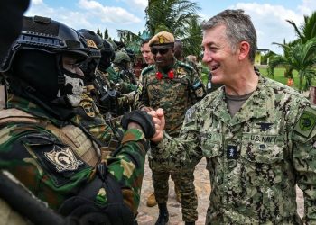 O contra-almirante Milton Sands parabeniza os militares que participaram dos exercícios em Gana em 2023 — Foto: Kenny Holston/New York Times