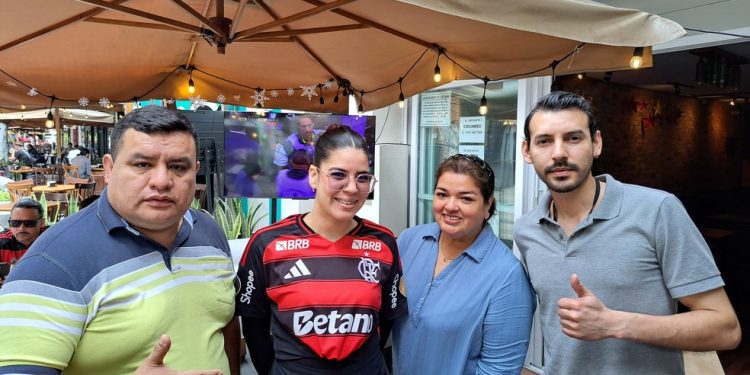 O Bar Galena, em Lima, recebe torcedores do Flamengo com camisas e jogo no telão — Foto: Davi Ferreira