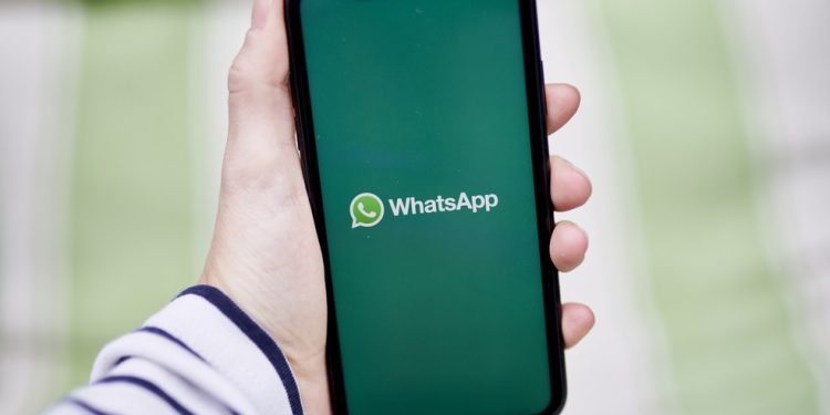 Quando um celular tem um software obsoleto, ele não consegue receber as atualizações e muito menos as novas funções do aplicativo — Foto: Gabby Jones/Bloomberg