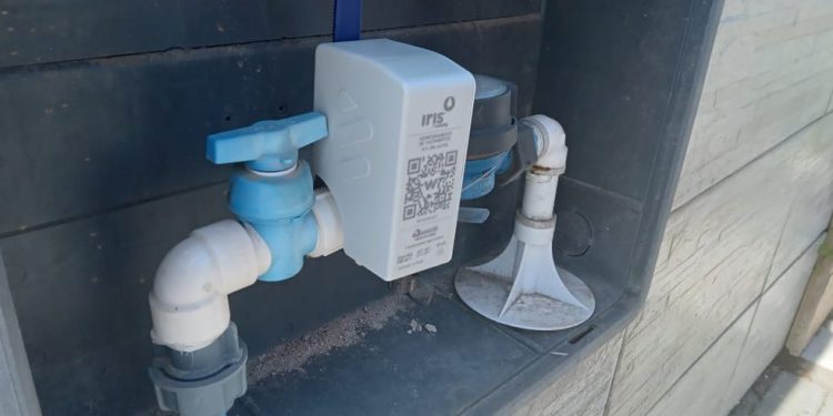Sistema Iris instalado ao lado do hidrômetro — Foto: Divulgação/Águas de Penha