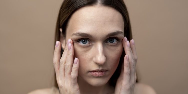 Olheiras: O tipo e a combinação de tratamentos dependem da origem do problema — Foto: Freepik