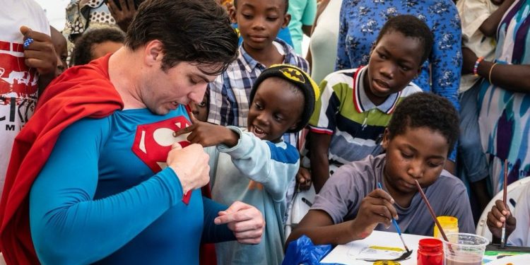 Leonardo Muylaert, conhecido como o Super-Homem brasileiro, brinca com um grupo de pacientes durante uma visita ao Hospital Universitário Korle Bu, em Accra — Foto: Claudia Lacave / AFP