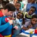 Leonardo Muylaert, conhecido como o Super-Homem brasileiro, brinca com um grupo de pacientes durante uma visita ao Hospital Universitário Korle Bu, em Accra — Foto: Claudia Lacave / AFP