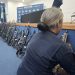 Policial mostra fuzis enfileirados durante coletiva na Cidade da Polícia, no Jacaré — Foto: Marcos Nunes/Agência O GLOBO