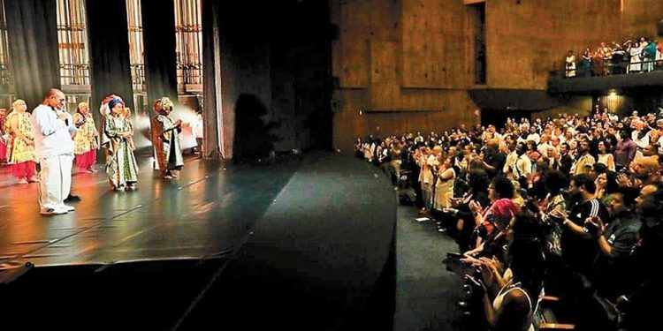 Lotação esgotada. O Balé Folclórico da Bahia se apresenta no Teatro João Caetano, reformado pelo estado ano passado — Foto: Divulgação
