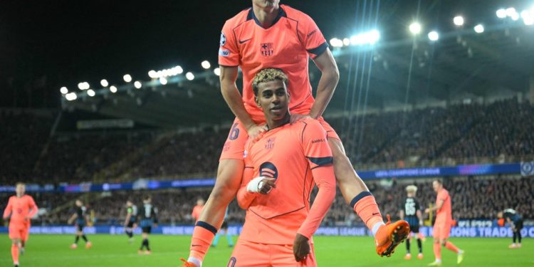 Lamine Yamal, do Barcelona, comemorando gol de empate — Foto: NICOLAS TUCAT / AFP