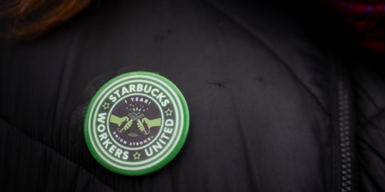 paralisação é a mais recente escalada nos esforços do sindicato para aumentar a pressão sobre a rede de cafés, que eles acusam de se recusar a negociar de forma justa — Foto: Bloomberg