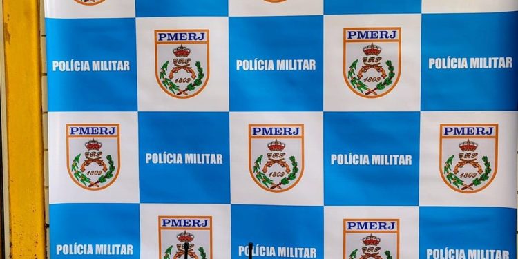 Uma grande quantidade de drogas foi apreendida com o criminoso — Foto: Reproduão / PMERJ