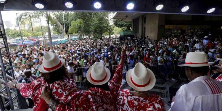 Central do Brasil. Sambistas fazem todos os anos uma grande celebração num palco montado ao lado da estação de trem: evento vai se repetir no próximo sábado — Foto: Domingos Peixoto / 02-12-2017