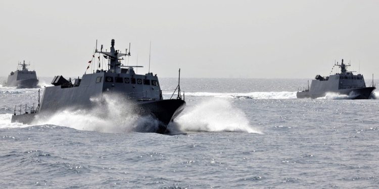 Embarcações militares taiwanesas participam de um exercício na costa de Taiwan, em 2023 — Foto: Ministério da Defesa Nacional de Taiwan / AFP