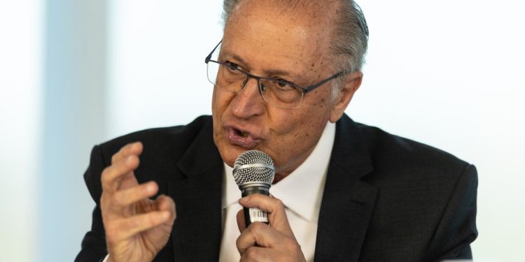 O vice-presidente Alckmin, em evento no Palácio do Planalto em agosto: governo brasileiro seguirá negociando para baixar mais as tarifas — Foto: Brenno Carvalho