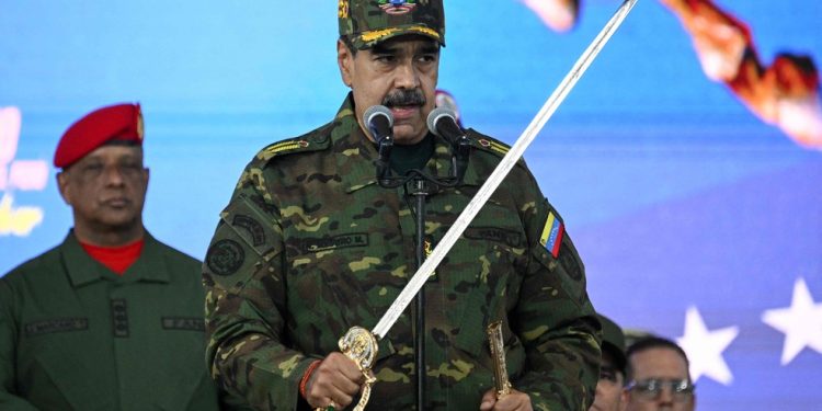 Maduro ergue a espada de Simón Bolívar ao final de comício em Caracas — Foto: Federico Parra/AFP