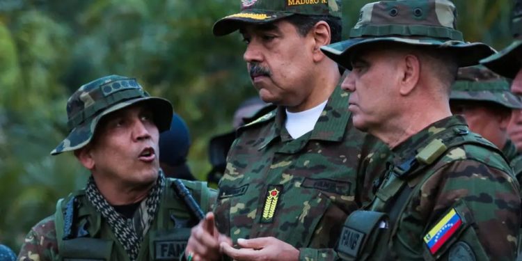 O presidente Nicolás Maduro, da Venezuela, conversando com o ministro da Defesa do país e um general do Exército. O nome “Cartel de los Soles” é uma referência irônica aos soles que os generais venezuelanos usam para indicar sua patente — Foto: Presidência da Venezuela, via AFP