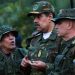 O presidente Nicolás Maduro, da Venezuela, conversando com o ministro da Defesa do país e um general do Exército. O nome “Cartel de los Soles” é uma referência irônica aos soles que os generais venezuelanos usam para indicar sua patente — Foto: Presidência da Venezuela, via AFP