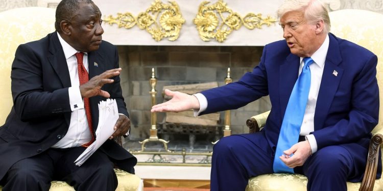 O presidente sul-africano Cyril Ramaphosa se reúne com Trump na Casa Branca em maio — Foto: Bloomberg
