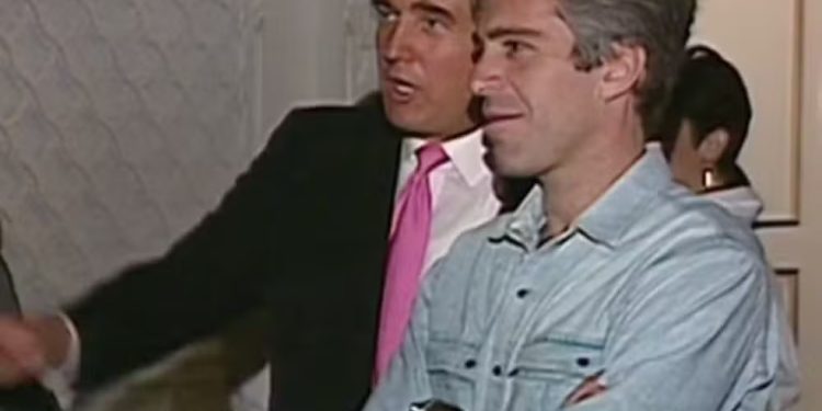 Donald Trump esteve em festas com Jeffrey Epstein — Foto: Reprodução de cena / Netflix