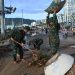Soldados ajudam a remover os destroços da estrada na área costeira de Quy Nhon, província de Gia Lai, no centro do Vietnã, após a passagem do tufão — Foto: NHAC NGUYEN / AFP