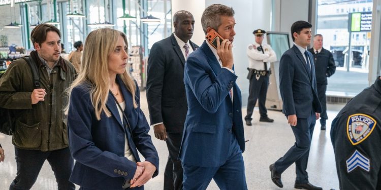 O secretário de Transportes dos EUA, Sean Duffy (alando ao telefone), pediu que as pessoas não usem chinelos e pijamas ao entrar no aeroporto — Foto: Bloomberg