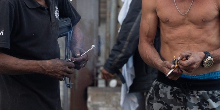 Homens acendem cachimbos de crack no entorno do Terminal Princesa Isabel, nos Campos Elíseos, região central de São Paulo — Foto: Maria Isabel Oliveira/ O Globo