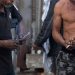 Homens acendem cachimbos de crack no entorno do Terminal Princesa Isabel, nos Campos Elíseos, região central de São Paulo — Foto: Maria Isabel Oliveira/ O Globo