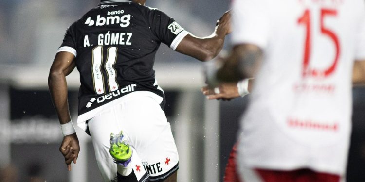 Andrés Gómez abriu o placar para o Vasco sobre o Inter — Foto: Matheus Lima/Vasco
