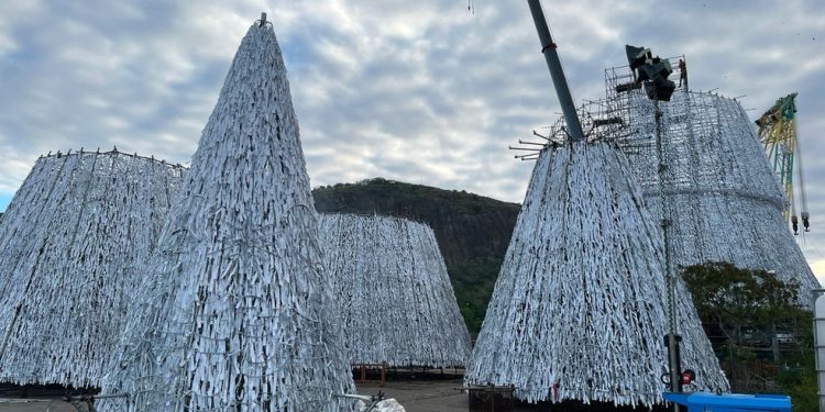 A montagem da estrutura da Árvore de Natal da Enseada de Botafogo — Foto: Divulgação