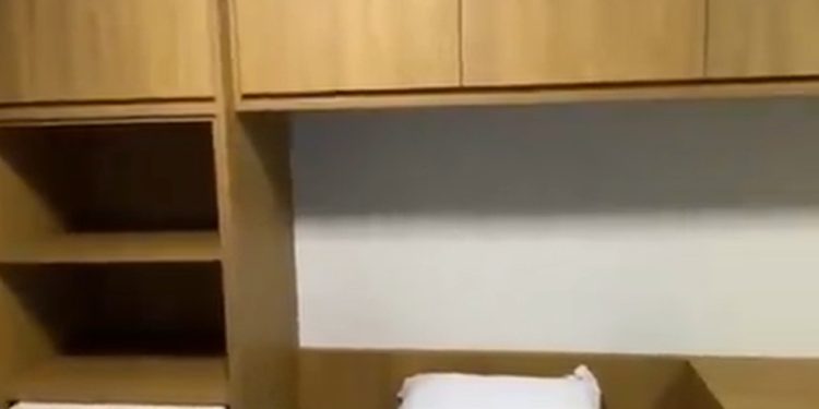 Sala da PF onde Bolsonaro está preso — Foto: Reprodução