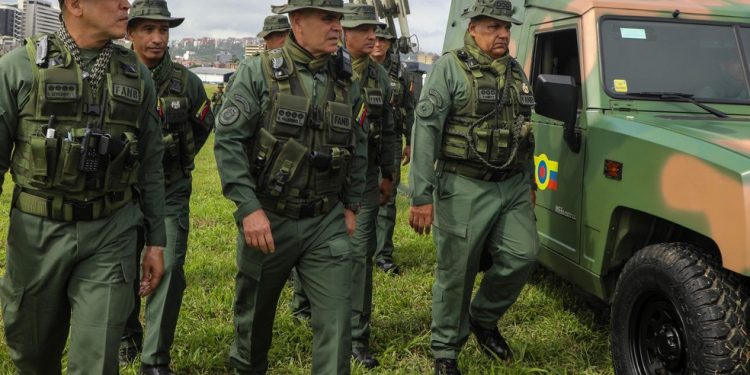 Ministro da Defesa da Venezuela, Vladimir Padrino Lopez, inspeciona treinamento em Caracas — Foto: Ministério da Defesa da Venezuela via AFP