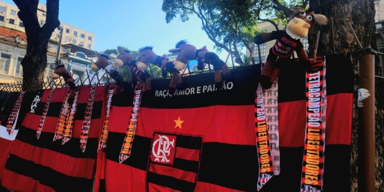 As faixas estão sendo vendidas, sobretudo, por comerciantes ambulantes que já comercializam artigos esportivos — Foto: Amanda Rosa