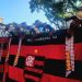 As faixas estão sendo vendidas, sobretudo, por comerciantes ambulantes que já comercializam artigos esportivos — Foto: Amanda Rosa