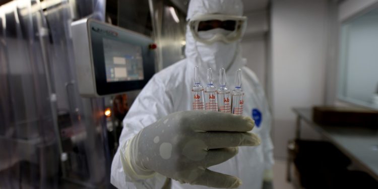 laboratório do IVB retoma fabricação de soros após investimentos na reestruturação e modernização. Na foto, um funcionário mostra ampolas durante simulação de fabricação — Foto: Fabiano Rocha / Agência O Globo