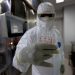 laboratório do IVB retoma fabricação de soros após investimentos na reestruturação e modernização. Na foto, um funcionário mostra ampolas durante simulação de fabricação — Foto: Fabiano Rocha / Agência O Globo