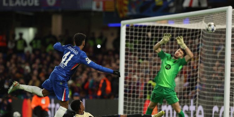 Gol de Estêvão contra o Barcelona pela Liga dos Campeões — Foto: Adrian Dennis / AFP